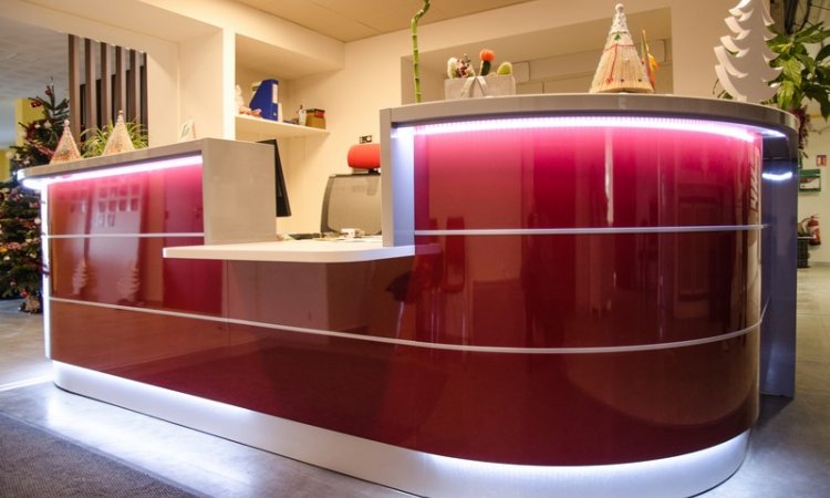 Livraison et installation de banque d’accueil avec accès PMR à Avignon